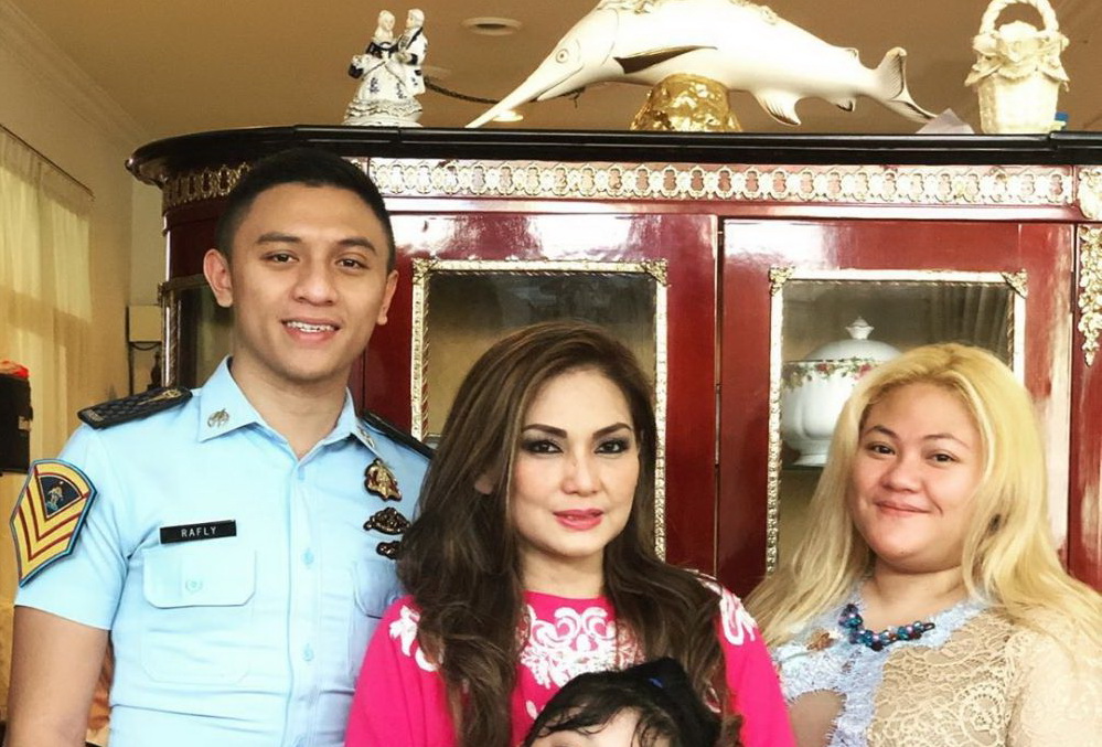 Nia Daniaty bersama anak dan menantunya (Foto: instagram)