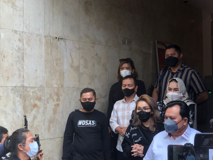 Orang Tua Ayu Ting Ting Dicecar Pertanyaan Terkait Akun Gundik Empang