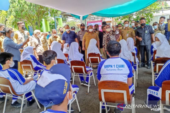 Pemkab Bogor Ancam Hentikan PTM Jika Anak Tak Mau Divaksin
