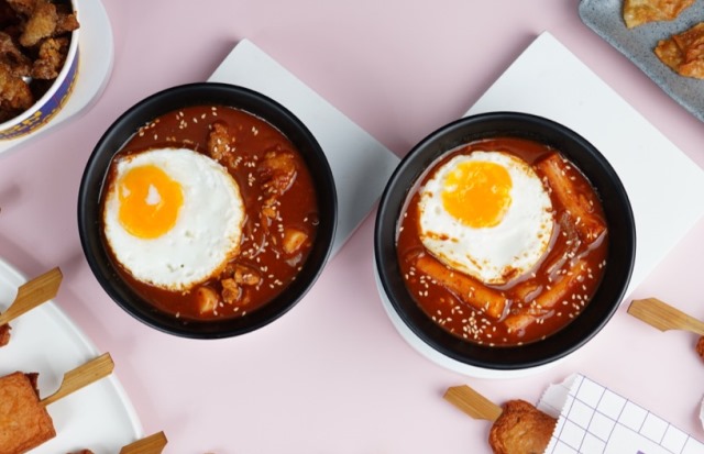 Eksplorasi rasa ala Korean Street Food dengan mencoba Eomuk, Mandu, Tteokbokki, dan Chicken Skin. (Foto: Dok. Hangry)