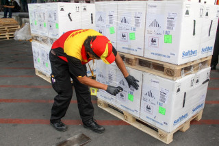 Jokowi Pastikan Vaksinasi Merata Dari Sabang Sampai Merauke<script async src=