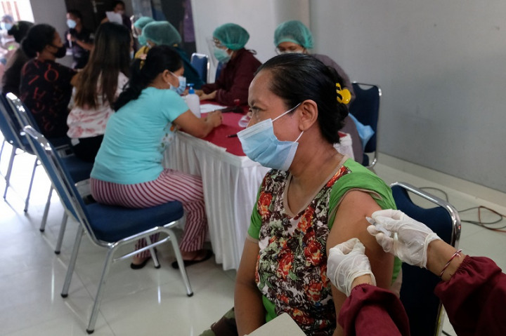 42 ODHA di Ternate Terima Suntikan Vaksin Covid-19