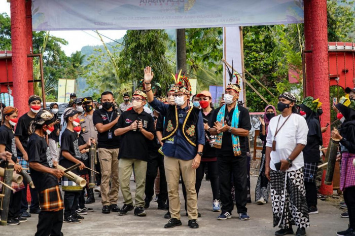 Sandiaga Dorong Indonesia Bangkit Dengan Tingkatkan Ekonomi Melalui Desa Wisata<script async src=