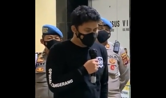 Polisi yang Banting Mahasiswa Akhirnya Minta Maaf, Netizen: Main Kabur Aja <i>Lu</i>