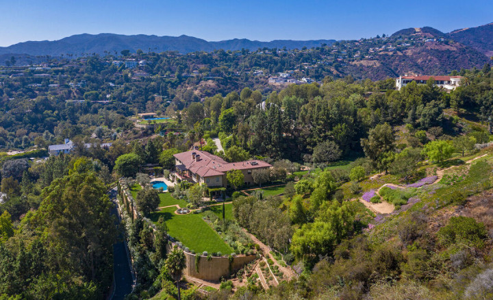 Bak Istana, Rumah Pengusaha Kursi Pijat Ini Dibanderol Rp916 Miliar