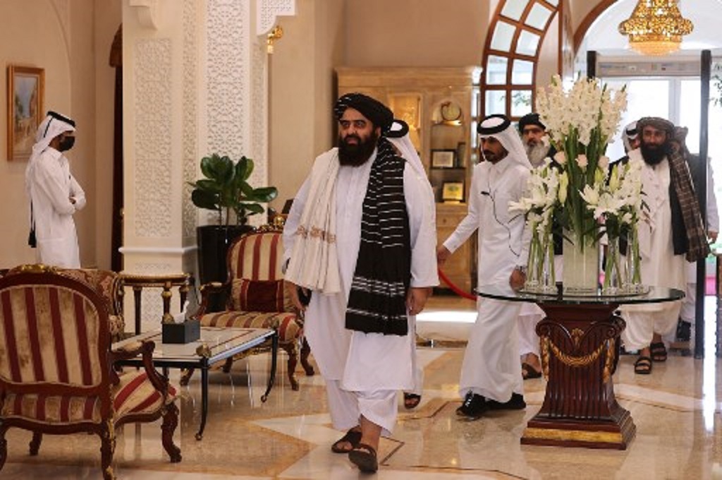 Menlu Afghanistan bentukan Taliban, Amir Khan Muttaqi, saat menghadiri pertemuan di Doha, Qatar. (KARIM JAAFAR/AFP)