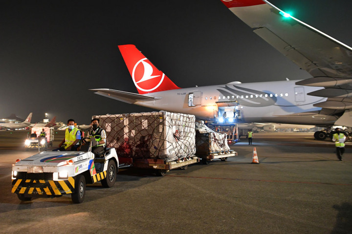 Potret Vaksin AstraZeneca dari Prancis Kembali Tiba di Tanah Air