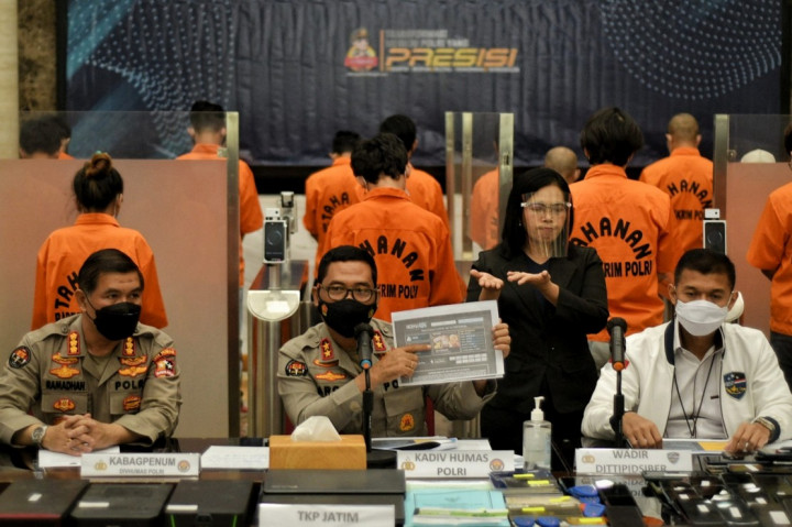 3 Foto Terpopuler: Penyusupan Judi Online di Situs Pemerintah hingga Kejagung Sita 3 Mobil Kasus Korupsi