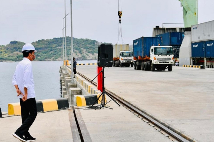 Momen Jokowi Tinjau Aktivitas Bongkar Muat Terminal Multipurpose Wae Kelambu