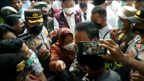 Mensos Tri Rismaharini kembali mengamuk kepada aktivis mahasiswa saat kunjungan kerja di Lombok Timur, NTB. Foto: Metro TV