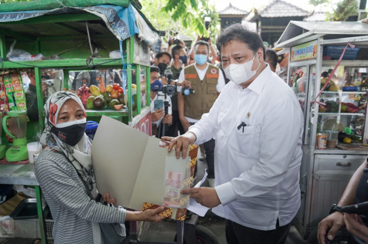 Tangis Bahagia PKLW di Mataram Saat Terima Bantuan dari Airlangga