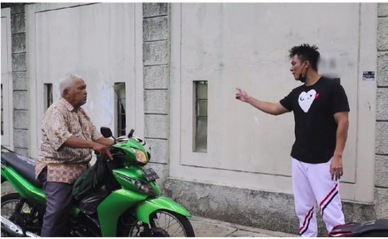 Baim Wong memarahi kakek Suhud. (foto: youtube)
