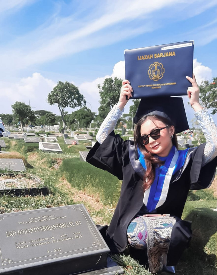 Bikin Meleleh, Wisudawati ITS Foto Pegang Ijazah di Pusara Almarhum Ayah