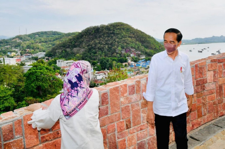 Momen Jokowi dan Iriana Nikmati Senja di Puncak Waringin
