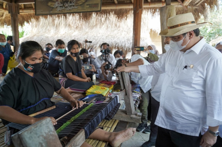 Pengrajin Tenun Sasak Berharap Gelaran Superbike Geliatkan Kembali Usahanya