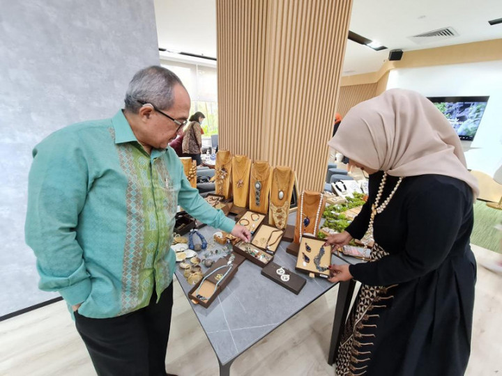 Perhiasan Buatan Anak Indonesia Menggebrak Singapura
