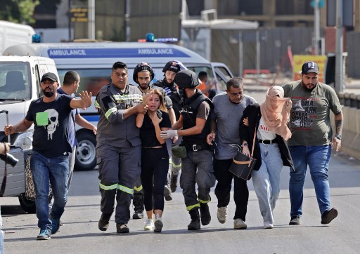 Seorang perempuan yang terlukan dalam bentrokan di Beirut, Lebanon. Foto: AFP