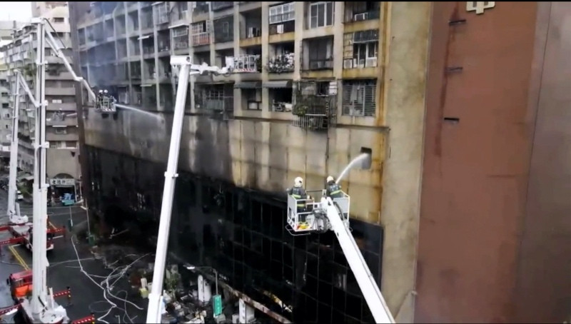 Apartemen yang terbakar di Taiwan dan menewaskan 46 orang. Foto: EBC