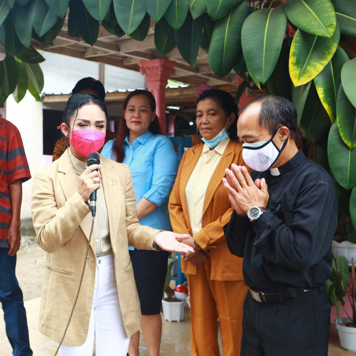 Bantu Renovasi Gereja dan Donasi Alat Musik, Krisdayanti Tuai Pujian