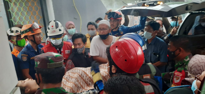 Berhasil Dievakuasi, Korban <i>Crane</i> Timpa Rumah di Depok Selamat