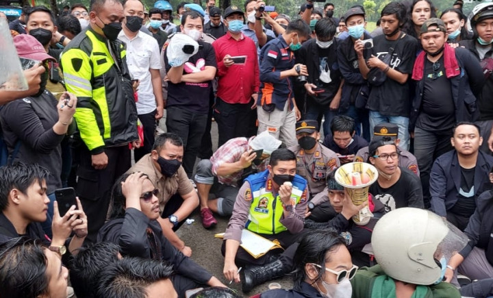 Mahasiswa Geruduk Mapolresta Tangerang, Minta Pelaku <i>Smackdown</i> Dipecat