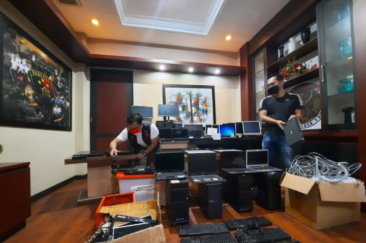 Polda Kalbar Gerebek Kantor Jasa Pinjol Ilegal di Pontianak