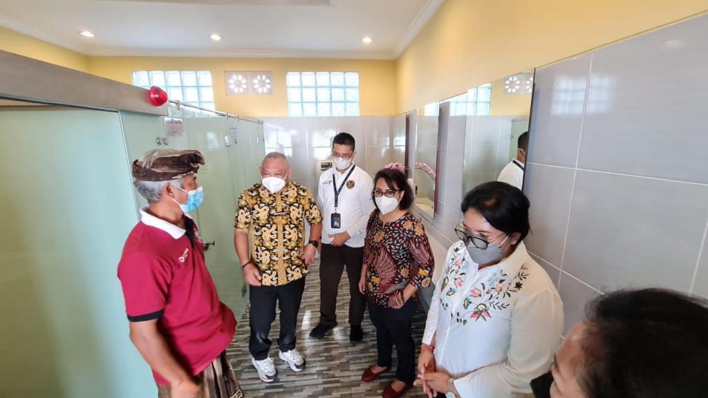 Deputi Bidang Bidang Pengembangan Destinasi dan Infrastruktur Kemenparekraf/Baparekraf, Vinsensius Jemadu, juga secara resmi telah menyerahkan pilot project revitalisasi toilet di Pantai Kuta, Bali kepada Dinas Pariwisata Kabupaten Badung. (Foto: Kemenpar