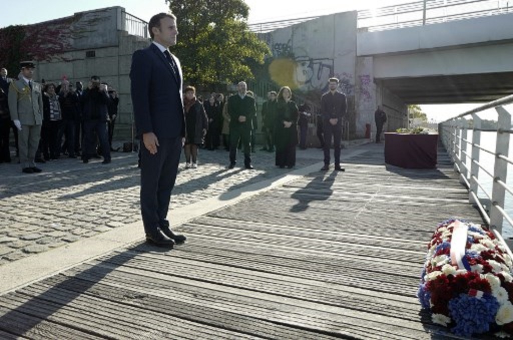 Presiden Prancis Emmanuel Macron menghadiri peringatan 60 tahun pembantaian warga Aljazair di Paris pada 1961 di dekat jembatan Bezons, 16 Oktober 2021 . (Rafael Yaghobzadeh / POOL / AFP)