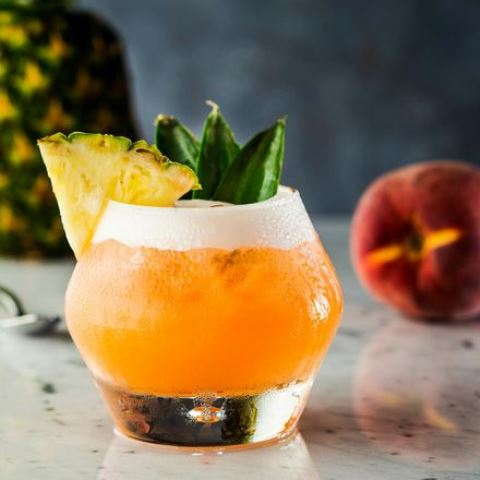 Simak resep minuman segar jus nanas persik. (Foto: Dok. Endeus TV)