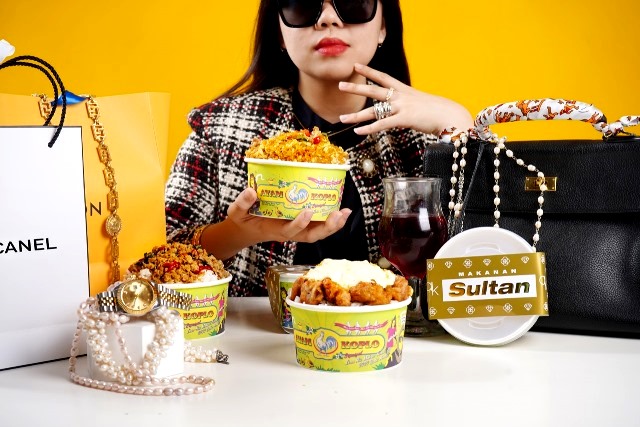 Dikemas Mewah Warna Emas, Olahan Ayam Ini Jadi Naik Kelas