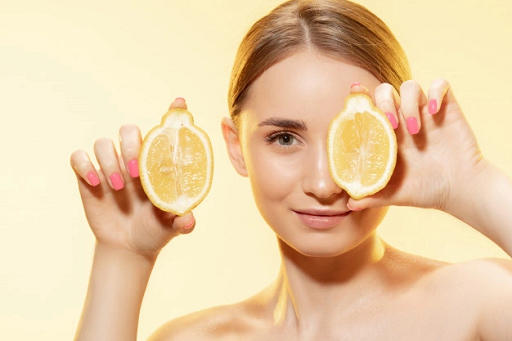Kaya akan vitamin C dan asam sitrat air lemon dianggap mampu mengatasi kulit wajah berminyak. (Foto: Ilustrasi. Dok. Freepik.com)