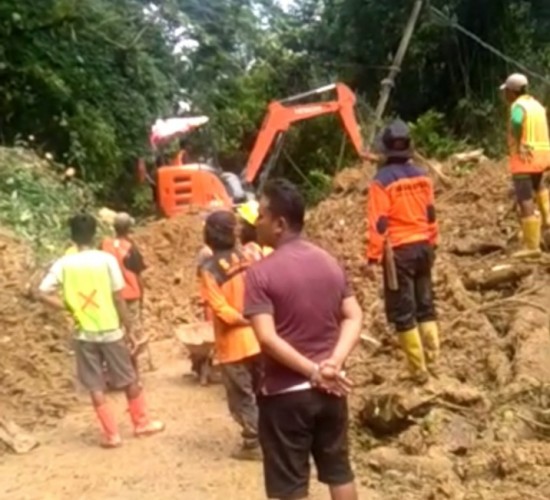 Jalur lintas Liwa-Krui, Lampung Barat, dalam wilayah hutan Taman Nasional Bukit Barisan Selatan (TNBBS) lumpuh. Hal itu akibat tanah longsor, Senin, 18 Oktober 2021. Istimewa