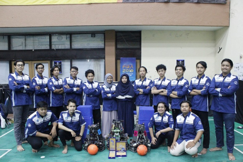 Robot UNY Juara 1 KRI Kategori Robot Sepak Bola Beroda