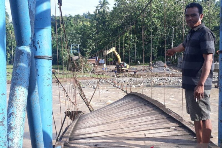4 jembatan Gantung di Kabupaten OKU, Sumsel Rusak Diterjang Banjir
