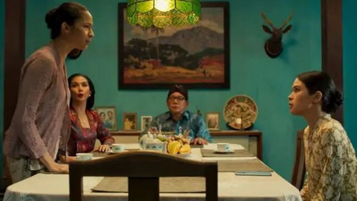 Pertengkaran Maudy Ayunda dan Putri Marino di Trailer Film Losmen Bu Broto