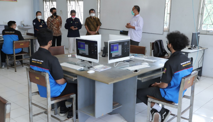 Rektor UGM, Panut Mulyono saat menjadi dosen di kuliah daring  Foto: UGM/Humas
