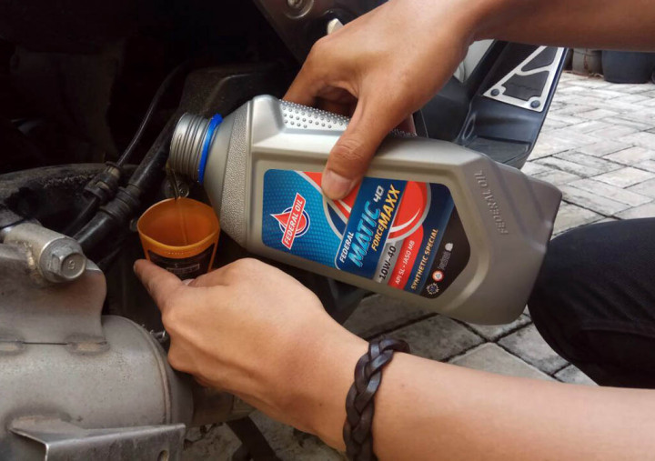 Cara Ganti Oli Motor Tercampur Air, Gak Perlu Ke Bengkel