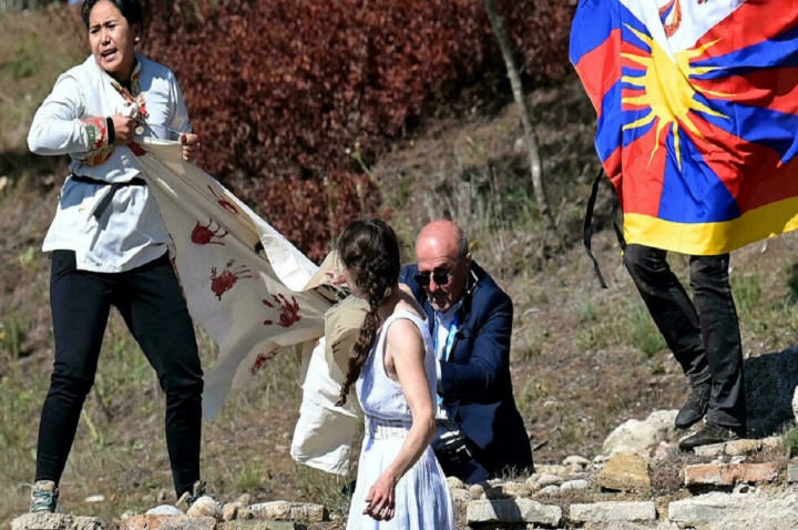 Aktivis Kibarkan Bendera Tibet dalam Upacara Olimpiade 2022 di Yunani