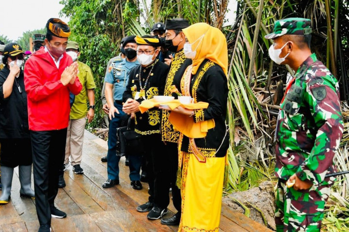 Foto: Prosesi Adat Tepung Tawar Sambut Kedatangan Jokowi di Tana Tidung