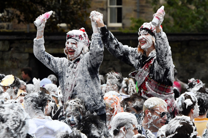 Melihat Tradisi Perang Busa Mahasiswa Baru St Andrews di Skotlandia