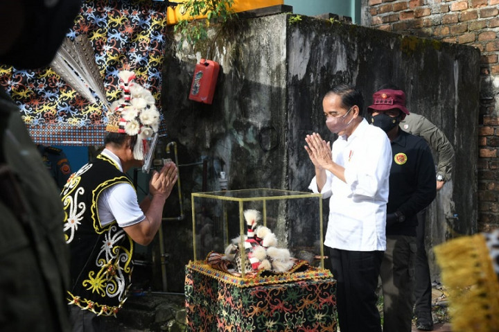 Jokowi Didoakan Suku Dayak Kenyah Saat Cek Vaksinasi <i>Door to Door</i> BIN