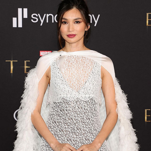 Gemma Chan terlihat begitu cantik mengenakan gaun putih rancangan Louis Vuitton. (Foto: Dok. Instagram/@bencercio)