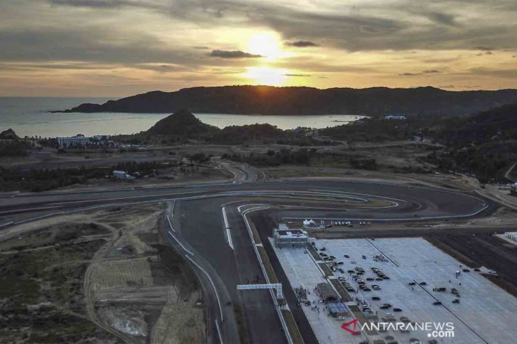Foto udara tikungan ke 17 lintasan Pertamina Mandalika International Street Circuit saat matahari terbenam di KEK Mandalika, Kuta, Praya, Lombok Tengah, NTB. ANTARA FOTO/Ahmad Subaidi/rwa.