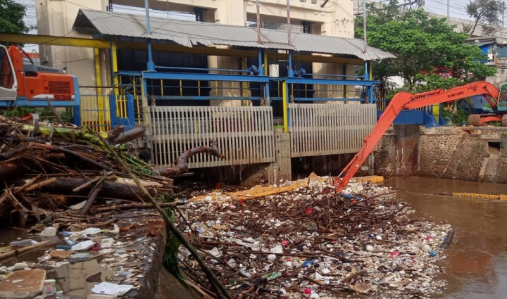 Sampah di Pintu Air Manggarai Mencapai 250 Meter Kubik