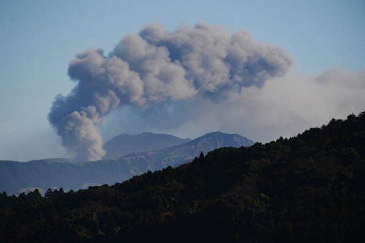 Gunung Berapi Aso di Jepang Meletus
