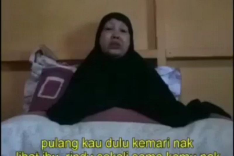 Tangkapan video yang diduga ibu dari salah satu terduga teroris Poso, Ahmad Panjang. ANTARA