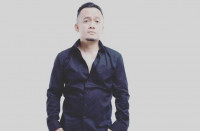 Nia Dinata Hadirkan Film A World Without Tayang Di Netflix<script async src=