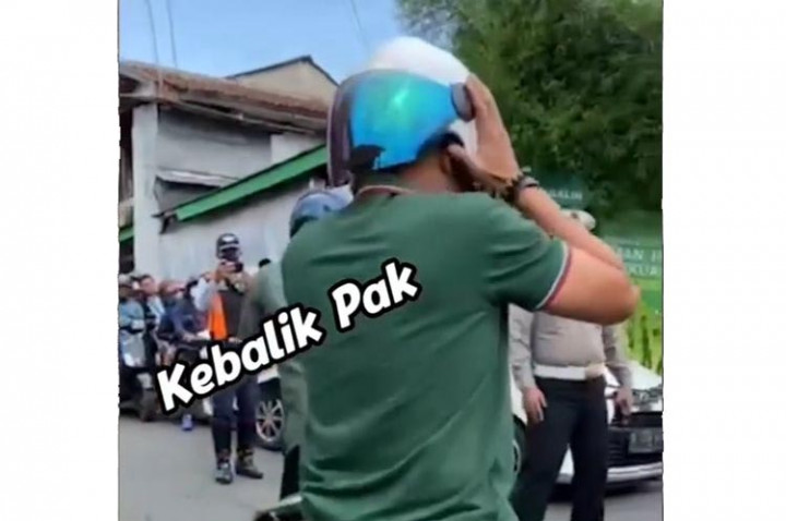 Lucu, Sandiaga Uno Pakai Helm Terbalik