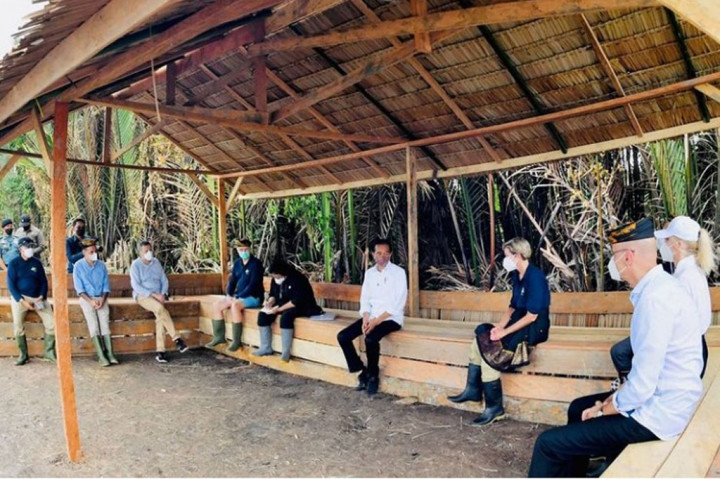 3 Foto Terpopuler: Perbincangan Jokowi dengan Para Dubes hingga Serangan Bom di Suriah