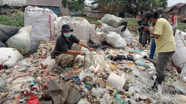 Limbah Medis Covid Berserakan di TPA Burangkeng Bekasi
